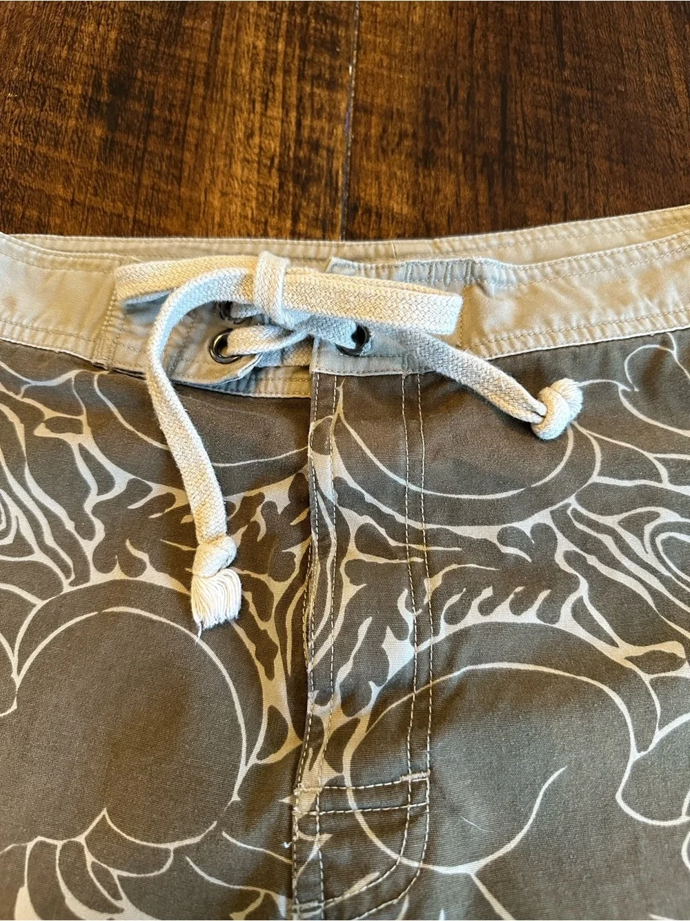 Emergency Exit | Vinatge 90s Men’s All-Over Print Cargo Board Shorts, Size 32